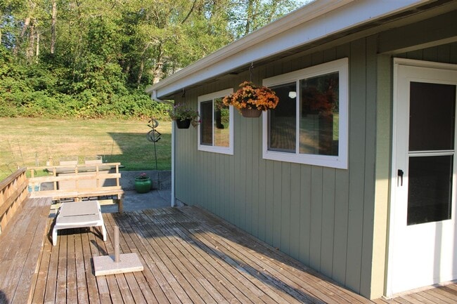 Building Photo - 4 Bedroom, 1 Bathroom Home in Bow!