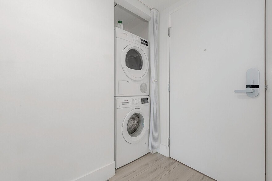 Building Photo - 2301 Collins Ave