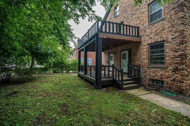 Building Photo - Rare Kenwood Townhome, Across from Campus
