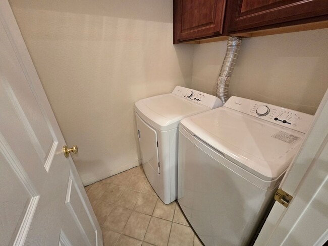 Building Photo - Fresh 2 bedroom, 2 bathroom condo located in Meadows on the Parkway in the heart of Boulder.