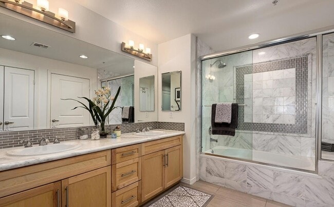 Building Photo - 931 E Walnut St