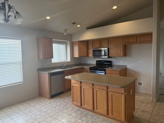 Building Photo - Refrigerated air! 4Br, 2Ba w/2 living areas, 3 CG