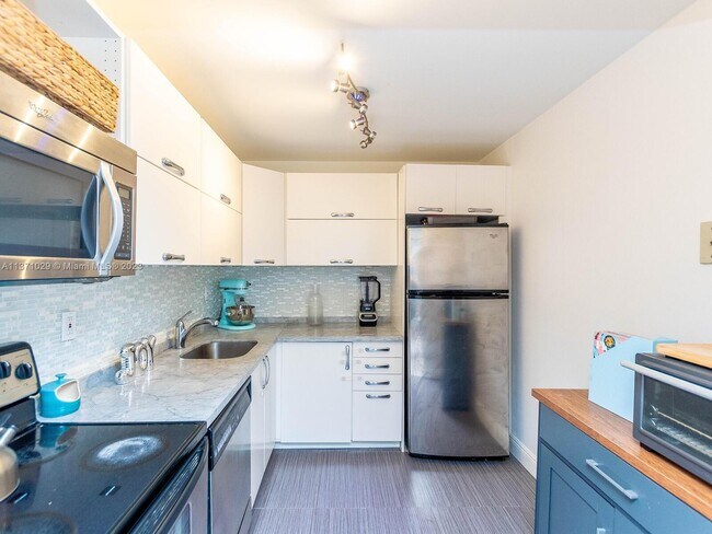 Building Photo - 3701 N Country Club Dr