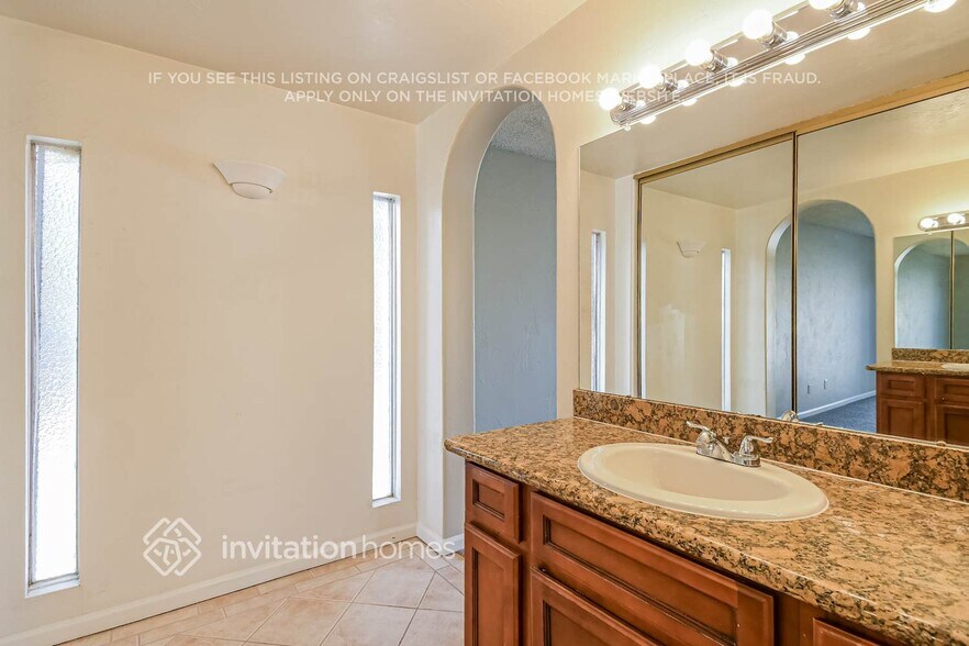 Building Photo - 2742 S Las Palmas