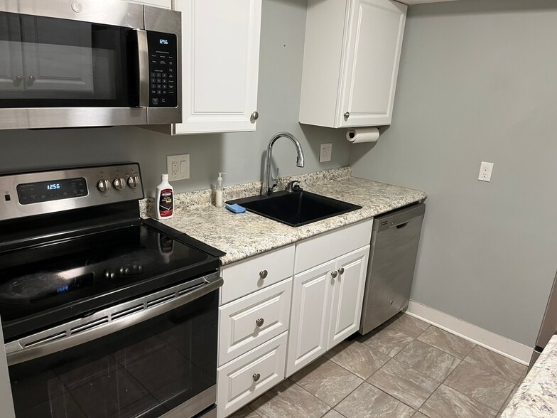 Building Photo - 302 River Rd