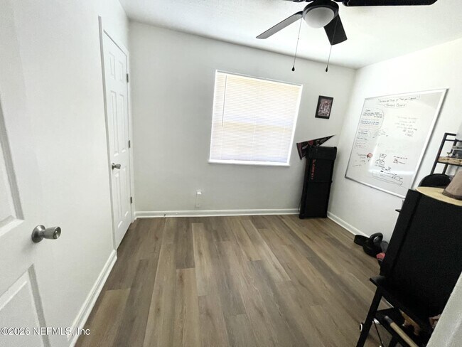 Building Photo - 5949 Maple Leaf Dr E