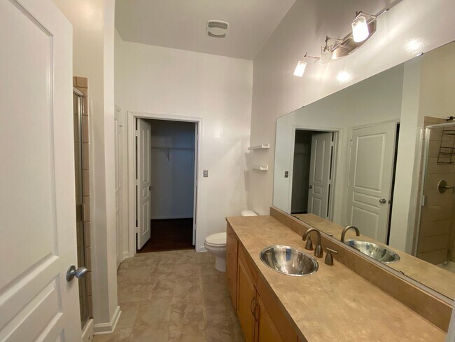 Building Photo - Ghent Condo with Secured Entry and Parking...