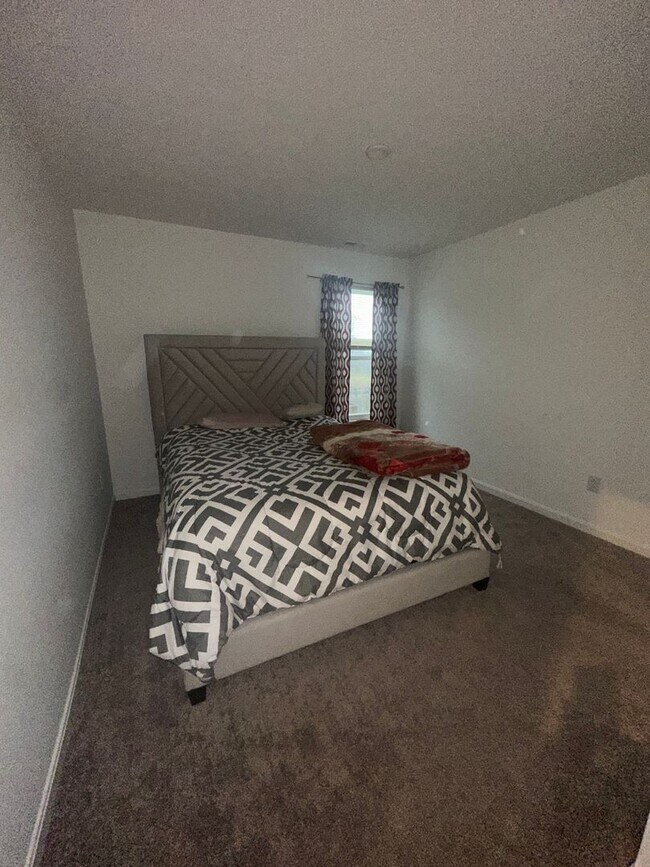 Building Photo - Available NOW - 5 bedroom, 3 full bathroom house - $3,300/month