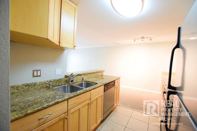 Building Photo - Bright & Spacious 1-Bedroom in Prime Oakla...