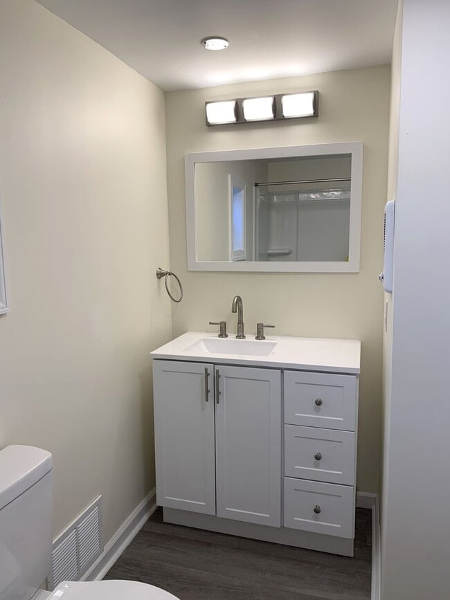 Building Photo - Newly renovated 4 bed/2.5 bath single fami...