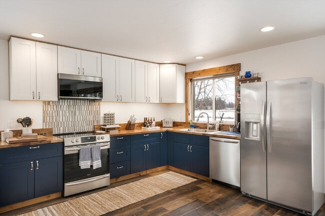 Building Photo - Avail Sept 14th thru May 31st.  Fully furnished w/ internet & utilities included