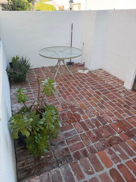 Building Photo - 18547 Collins St