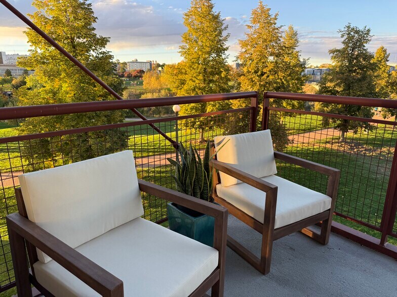 Building Photo - 2000 Little Raven St