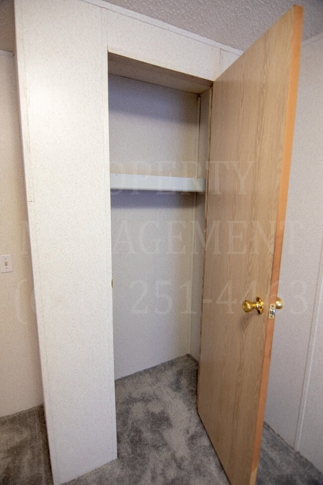 Building Photo - 3 Bedroom 2 Bath