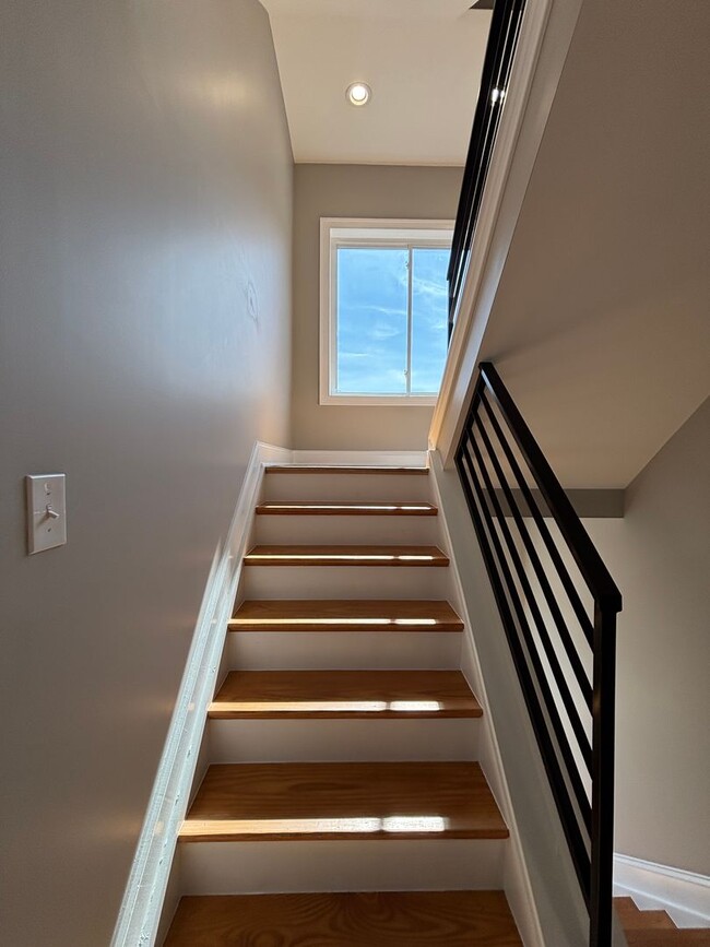 Building Photo - Gorgeous 4 Bedroom house with Three Roof-D...
