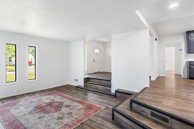 Building Photo - 212 W Rosa St
