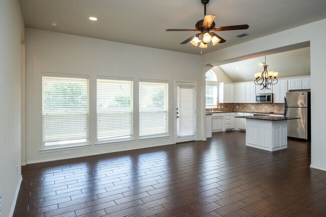 Building Photo - Beautiful 3 Bedroom 2 Bath in Whitestone R...