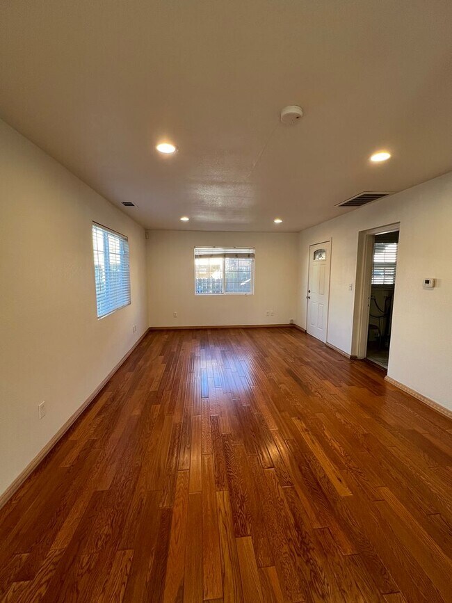 Building Photo - 2016 17 Street - Stylish 2BD/2BA Duplex | ...