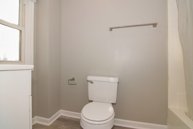 Building Photo - 1329 E Market St