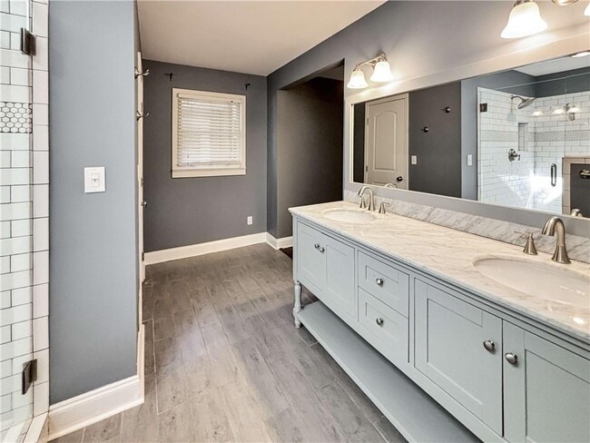 Building Photo - 2395 Powers Ferry Dr SE