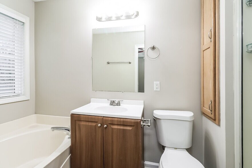 Building Photo - 544 Basswood Way