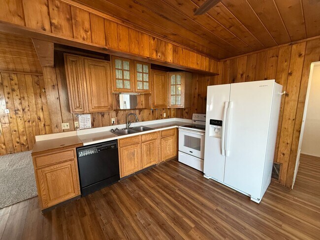 Building Photo - 1046 S Lake Dr