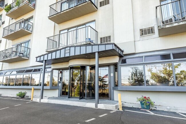 Building Photo - 1150 RIVER Rd