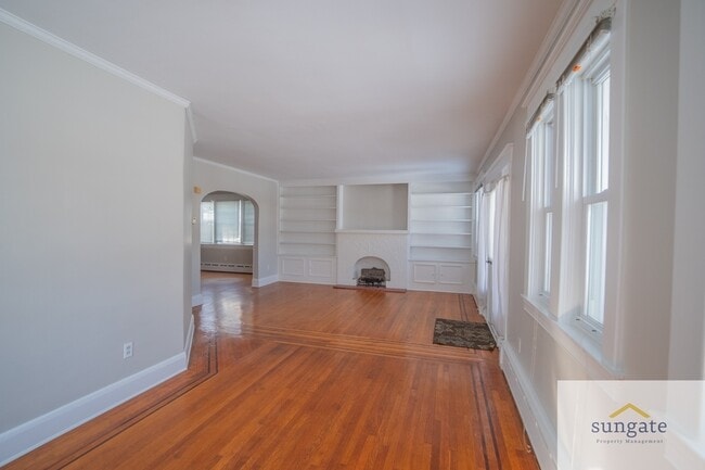 Building Photo - 3043 Pinewood Ave