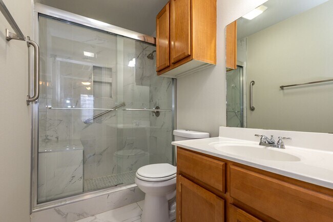 Building Photo - 2 bed, 1 bath in great location - move in ready!