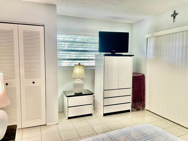 Building Photo - 816 Normandy Q