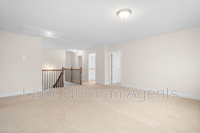 Building Photo - 196 Longleaf Dr