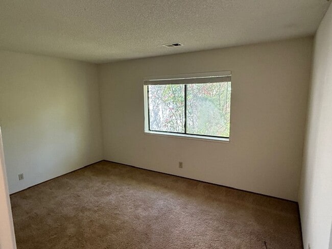 Building Photo - 3-Bed / 2.5 Bath Home in Quiet Benicia Hil...