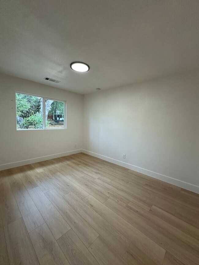 Building Photo - 1707 Grand Coulee Blvd