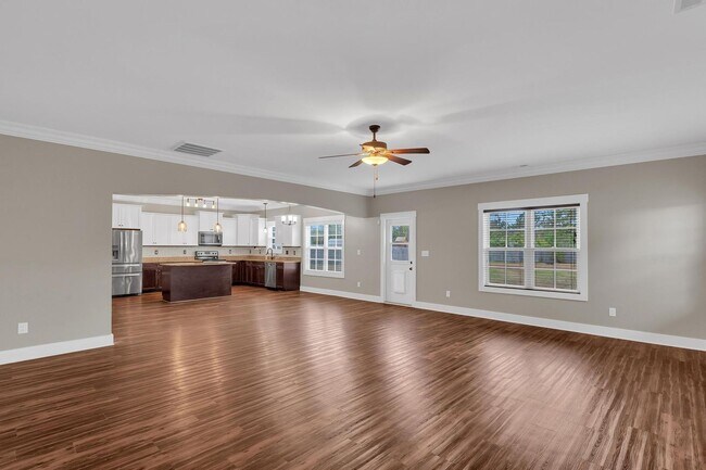 Building Photo - Large home in Swansboro School District