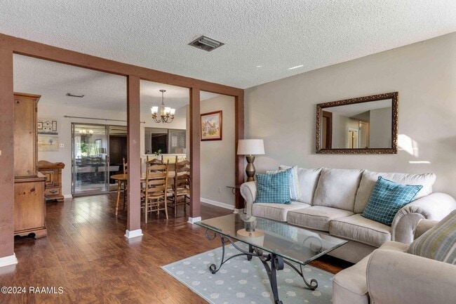 Building Photo - 303 Plaza Village Dr