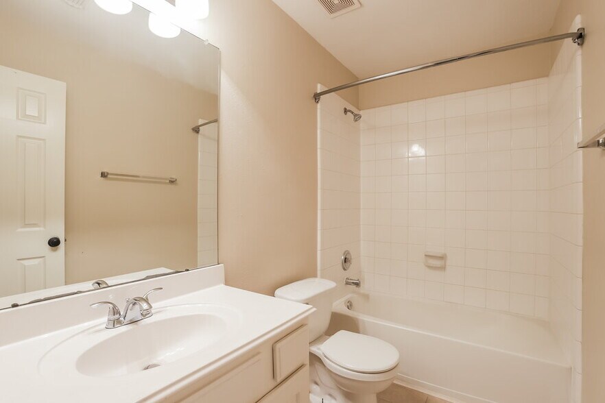 Building Photo - 2011 Pinecreek Pass Ln