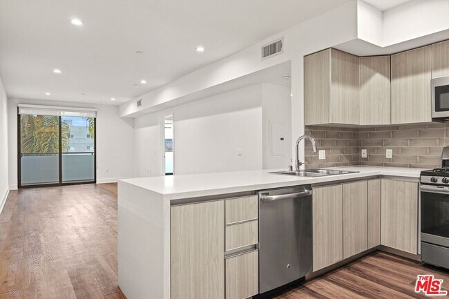 Building Photo - 129 S Kings Rd