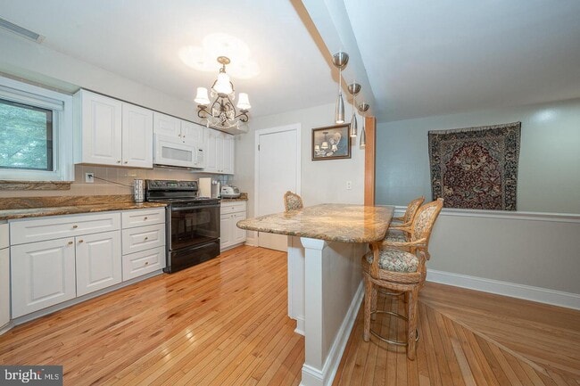 Building Photo - 1750 Oakwood Terrace