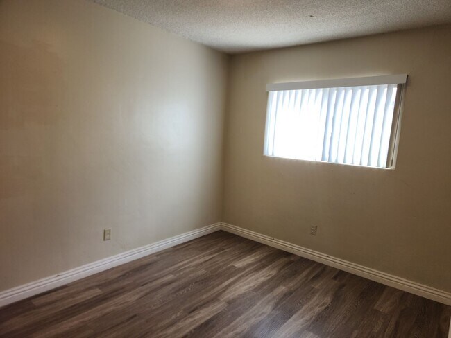 Building Photo - Affordable 2 bedroom, 1 Bath Lower Unit