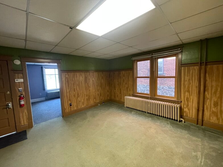 Living room - 216 E Franklin St