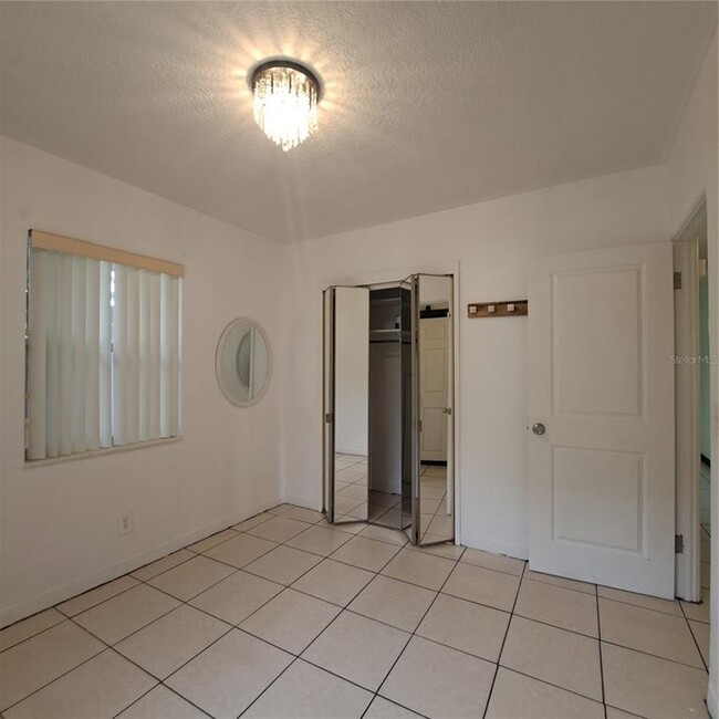 Building Photo - 627 61st Ave S