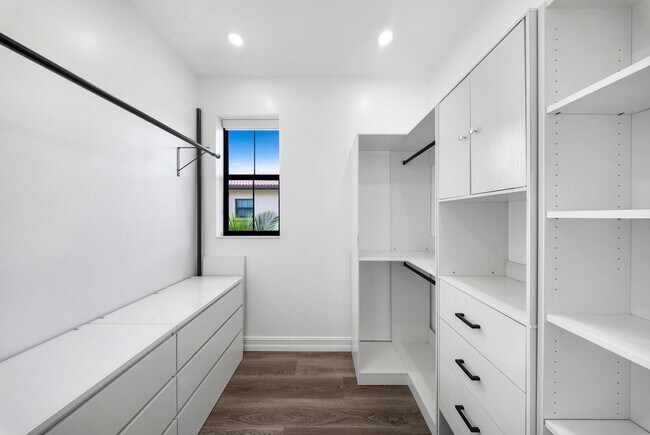 Building Photo - 9065 Watercrest Cir E