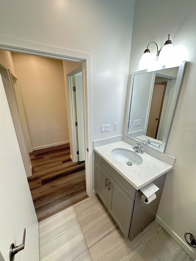 Building Photo - Spacious 3bd/2ba detached REAR home/unit i...