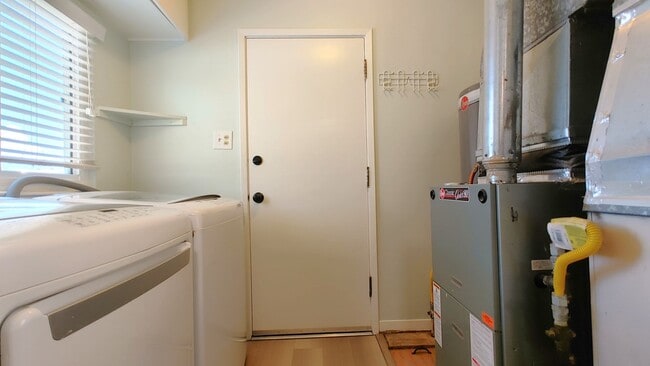 Building Photo - Charming 2 Bedroom House in the SE!