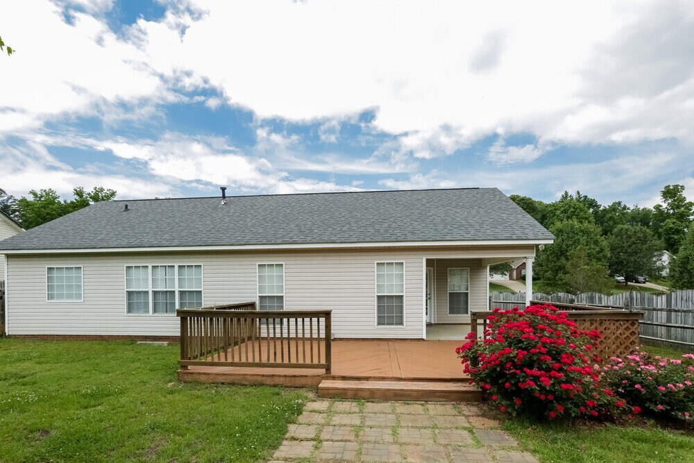 Building Photo - 310 Tamarack Dr