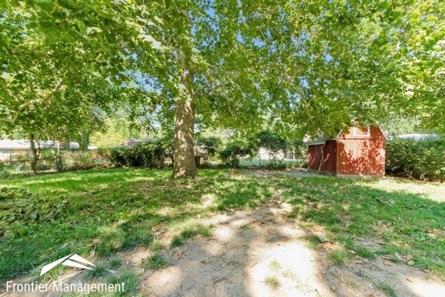Building Photo - 1733 Vaughn Dr