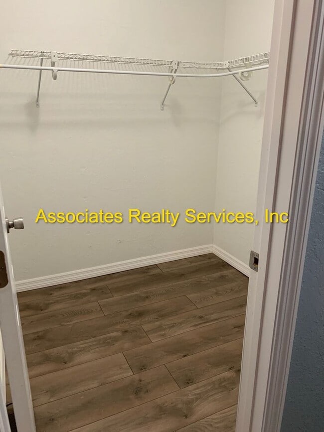 Building Photo - 2 Bed/2.5 bath End Unit Town home!  LOOK !!!