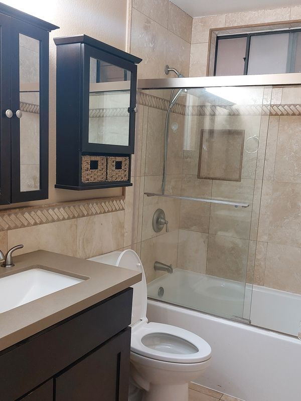 Building Photo - 927 S Downey Pl