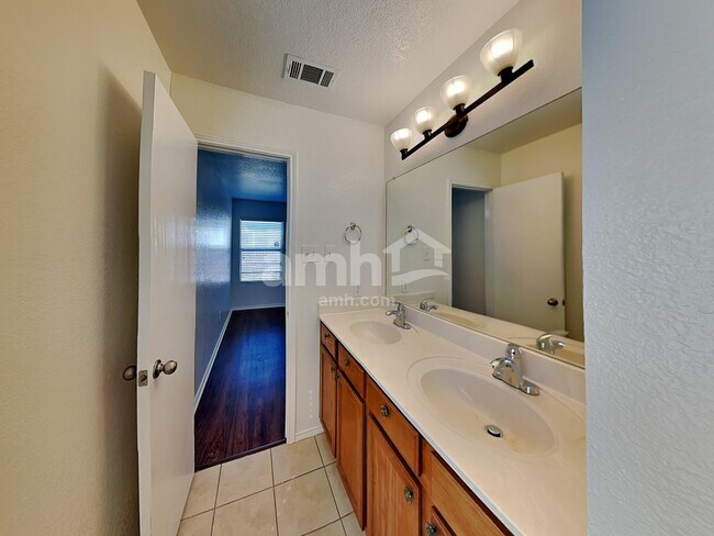 Building Photo - 7569 Vanessa Dr