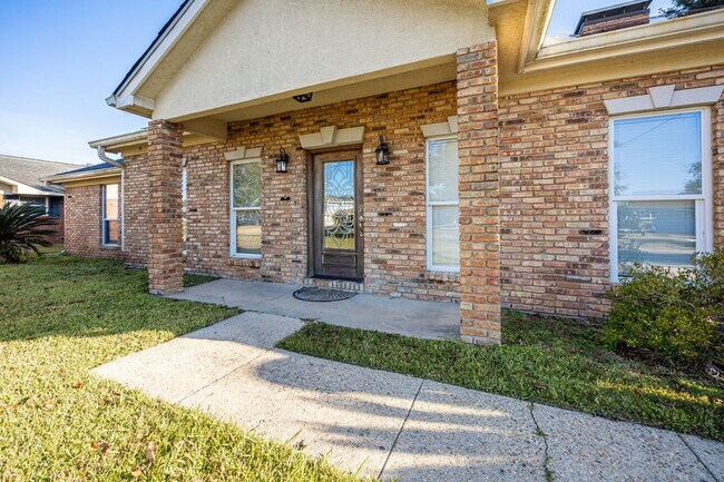 Building Photo - 3 Bedroom 2 Bath Back Bay Luxury Rental Home